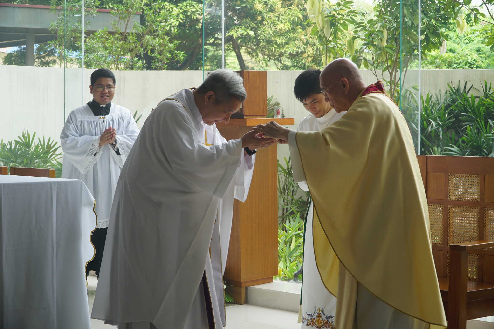 Bishop Ongtioco gives the St Aloysius Gonzaga Chapel’s Tabernacle keys to Fr Bobby Yap SJ 