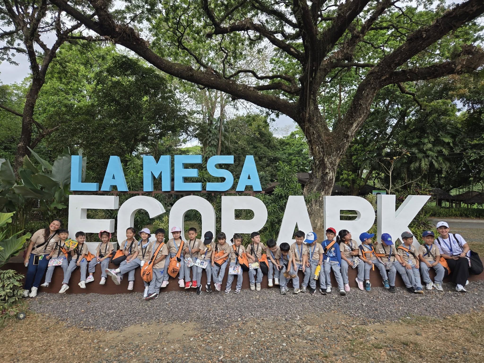 The Kinder Kayumanggi with their Grade Level Coordinator and Class Adviser were all smiles in front of the park’s iconic landmark. (Photo courtesy of Mia Joseph-Araga)