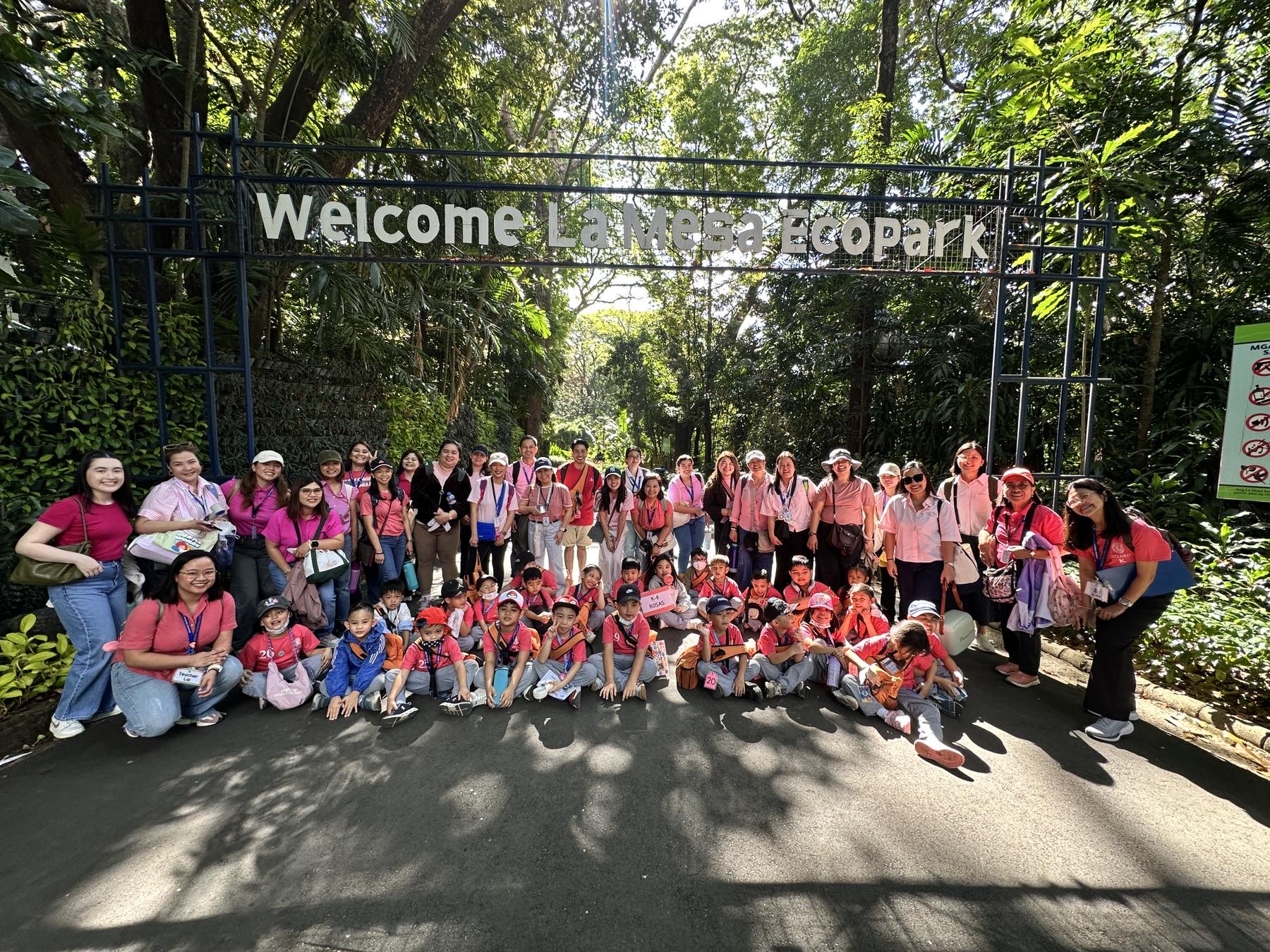 Together with their parents and guardians, the Kinder Rosas class shared bright smiles at the park’s main entrance. (Photo courtesy of Claudia Escondo)