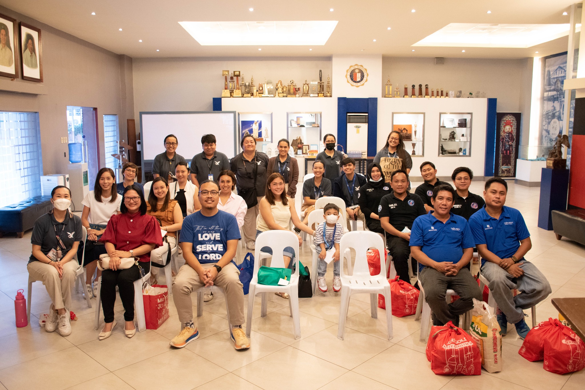 AGS Kinder family representatives give their Christmas gifts to Ateneo’s e-jeep drivers and friends from the Ateneo Risk Management Unit 