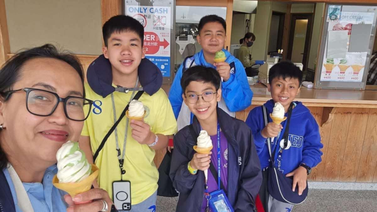 AGS AHFor Virgie Esteves (left) and the Ateneans enjoy Matcha ice cream at UNESCO world heritage site Kinkakuji Temple in Kyoto 