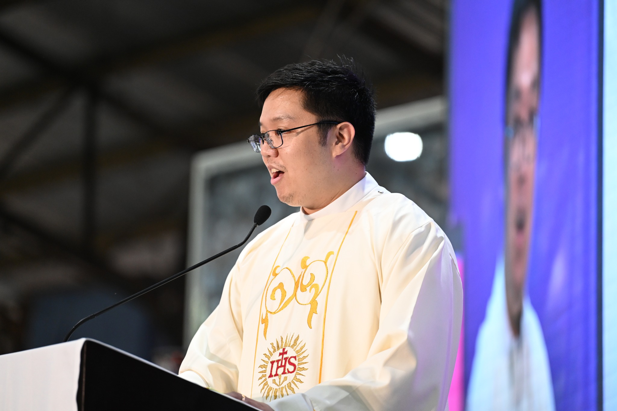 Rev Bien Cruz SJ delivers his homily 