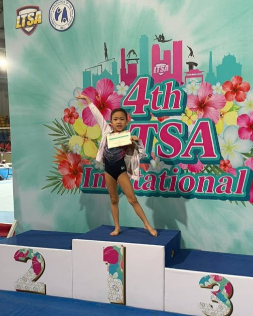 Andi Favis at the podium