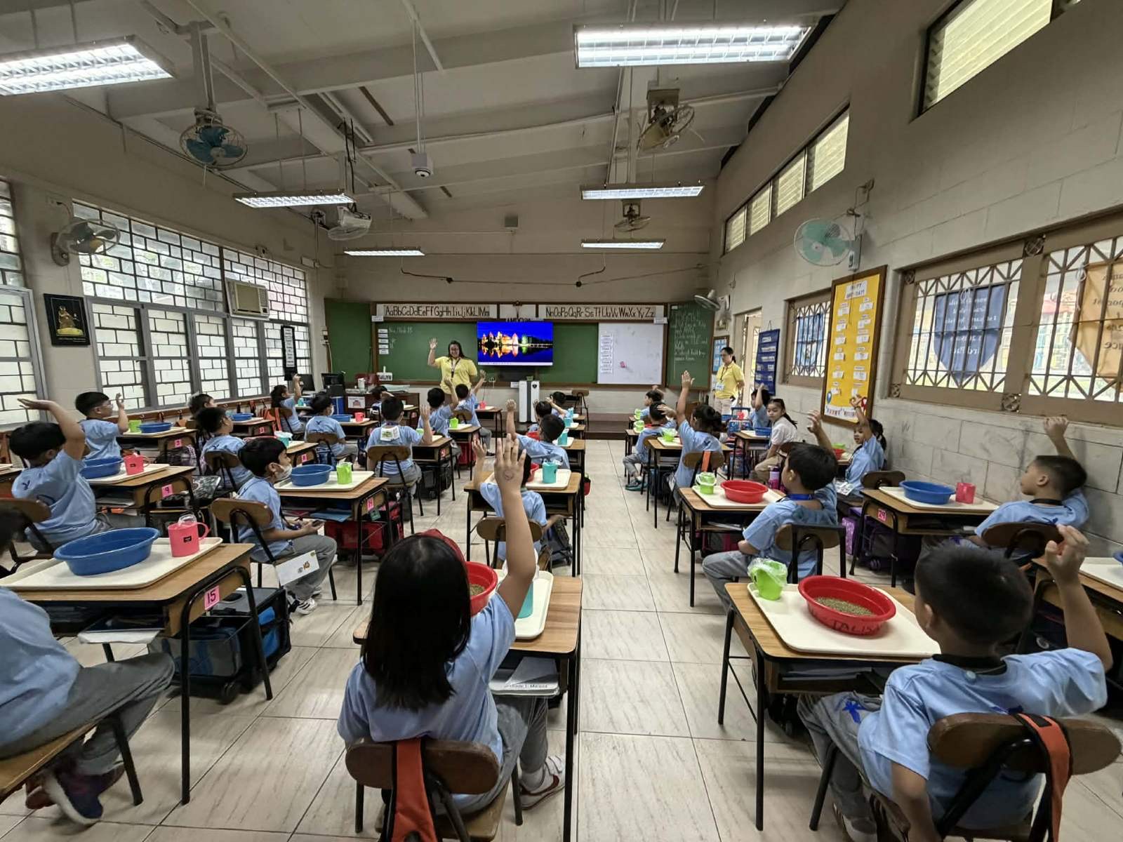 An SIO formator guides the students on how to repack the monggo beans carefully.  
