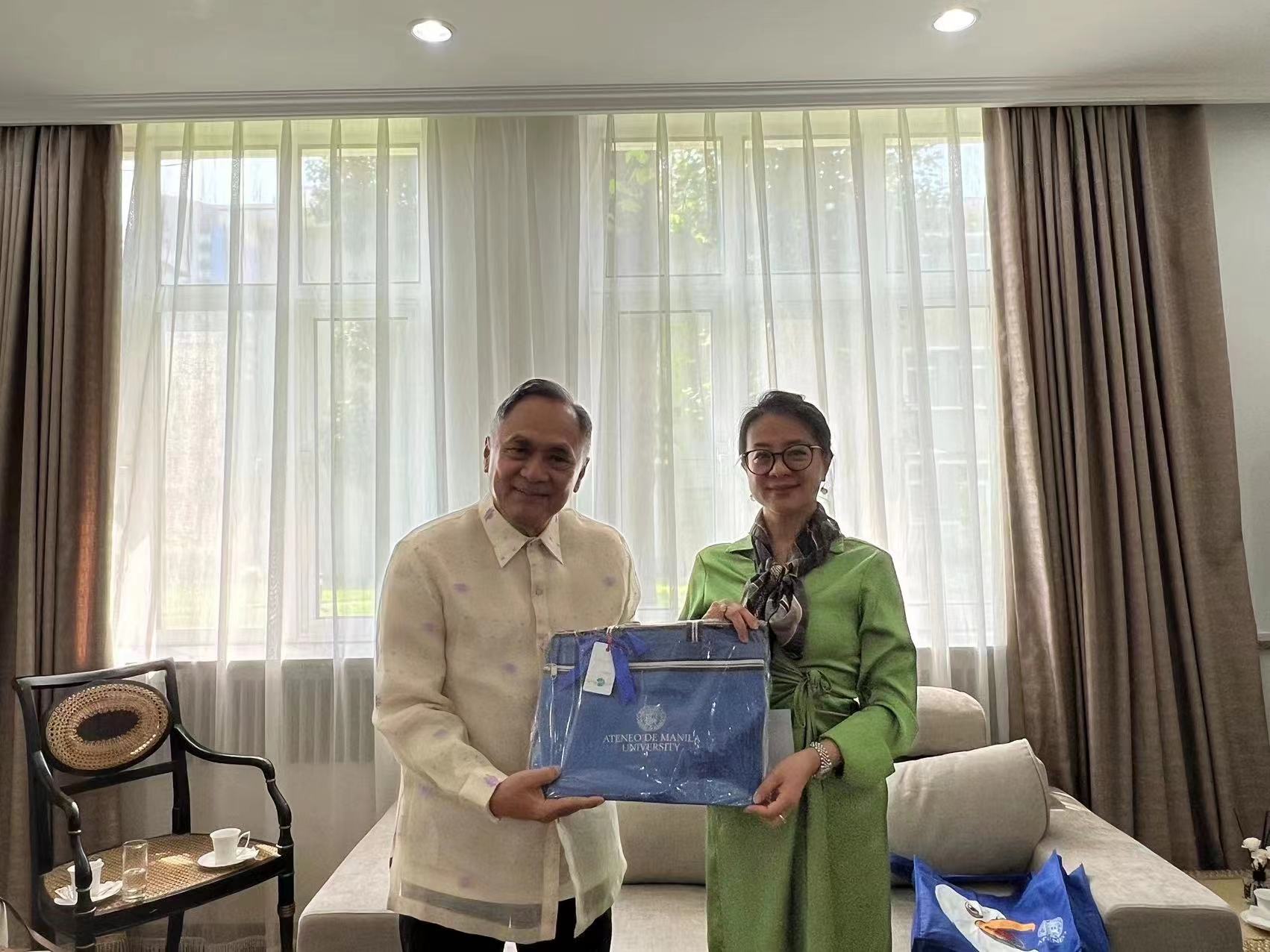 Dr Liang presenting gift to Philippine Ambasador