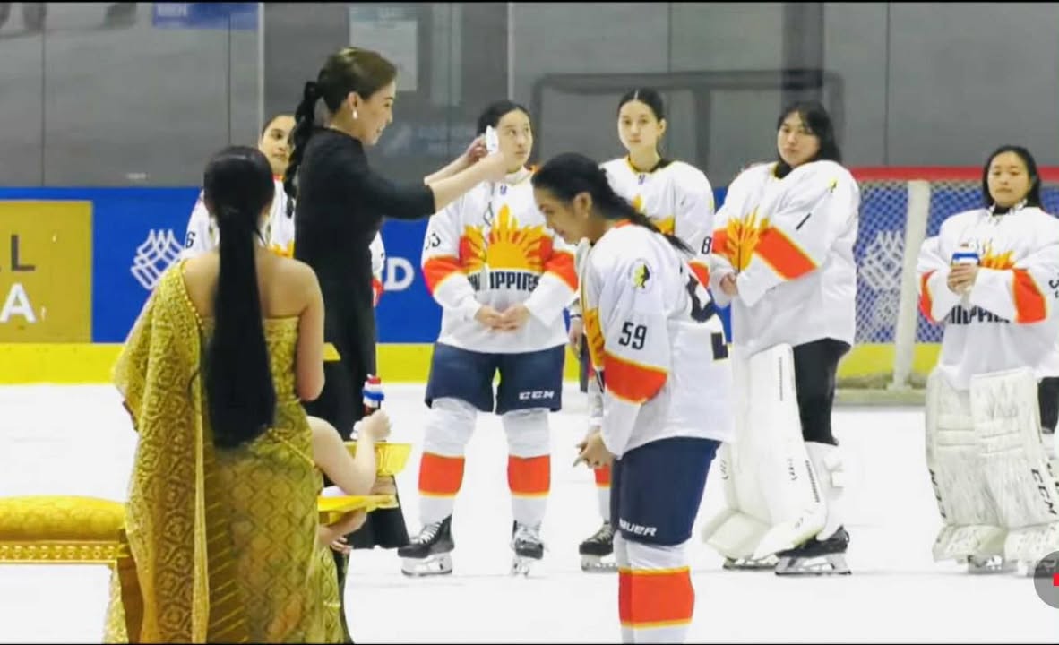 Miki Pe Aguirre is awarded her SEA Games silver medal by Her Majesty Queen Suthida Bajrasudhabimalalakshana of Thailand.