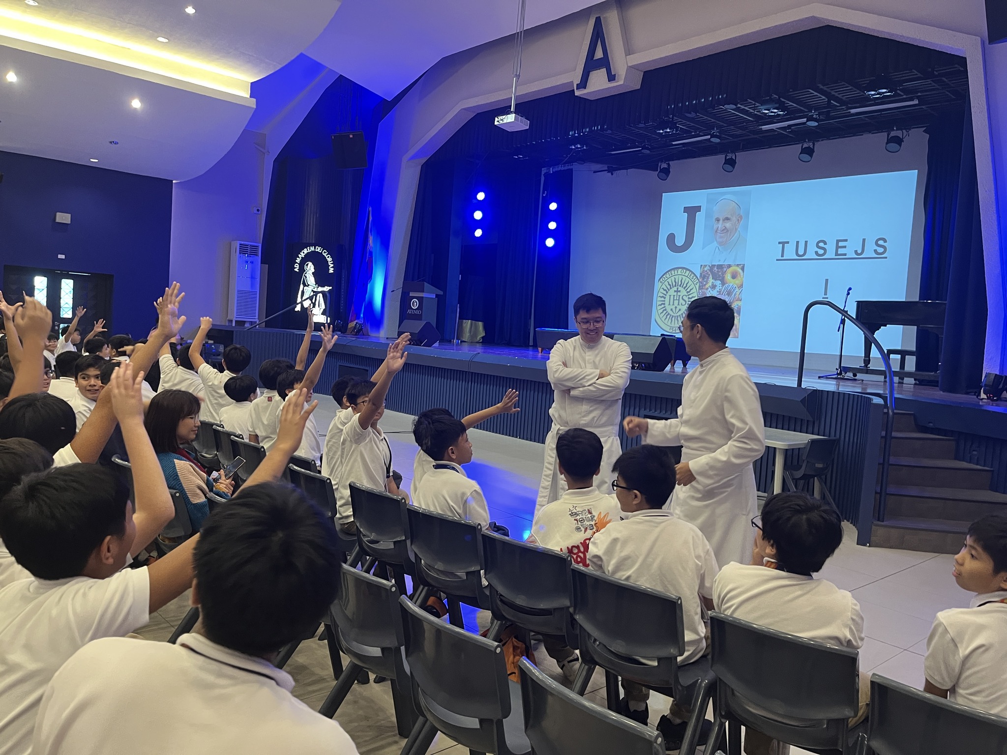 4 pix and a word game 