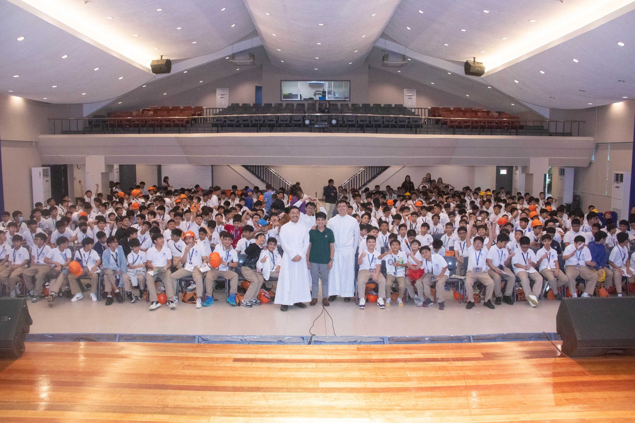 Meet The Jesuits and Grade 6 students groufie 