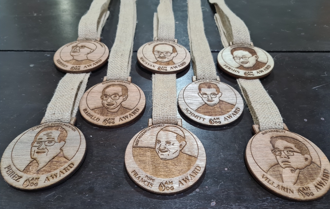 The “sustainable” medals awarded to the winners were prepared by Areté makerspace and made from recycled plywood and plant fiber lanyards. These medals are the first of their kind to be created and used in the school, and were designed to encourage and promote sustainability much like the research fair itself. AMDG for SDG!