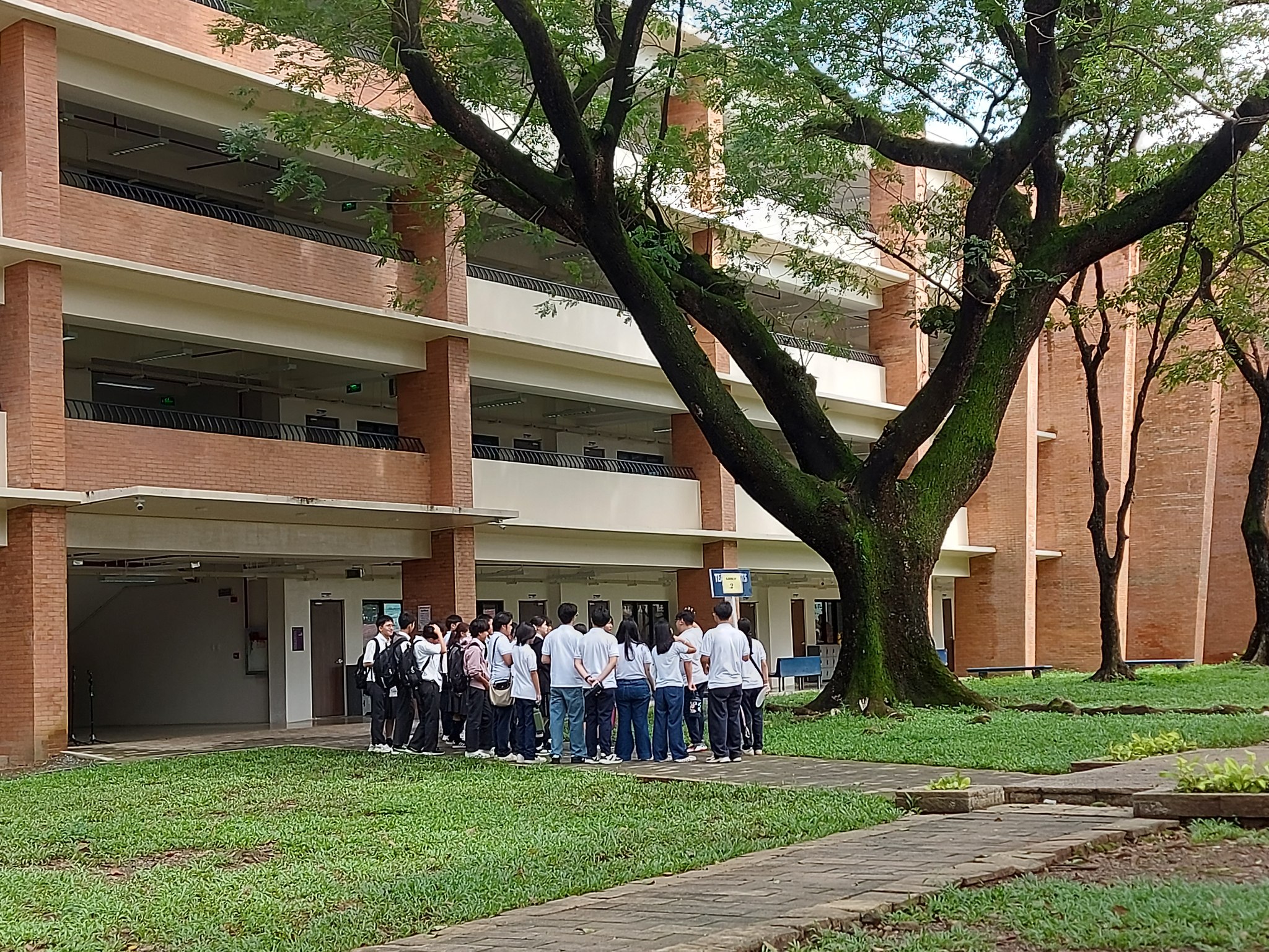 The students of Sophia Fukuoka Junior High School had the special honor of being among the first international visitors to the new AJHS Building, inaugurated on June 23, 2025.