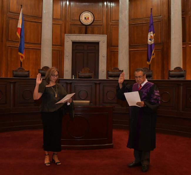 Justice Maria Filomena Singh takes her oath as the 194th Associate Justice of the Supreme Court before Chief Justice Alexander Gesmundo at the En Banc Session Hall of the Supreme Court of the Philippines, 18 May 2022. Photo courtesy of the Supreme Court of the Philippines.