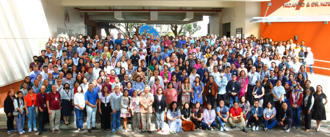 Faculty members pose with Fr Yap and Dr Vilches during 2nd Sem Faculty Day 2023