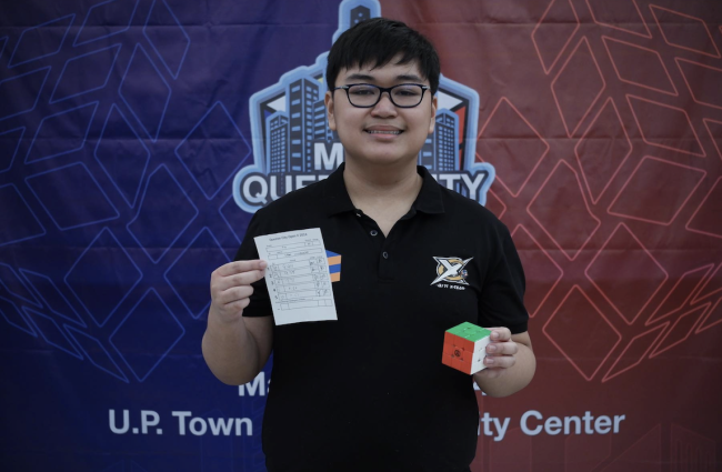 Sean Villanueva has set a new world record for One-handed 3x3x3 speedcubing average solve 