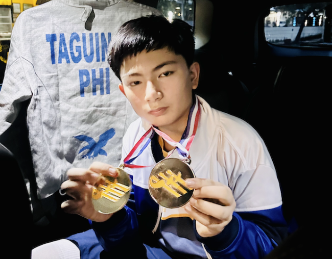Grade 6 sabre fencer Aidan Taguinod 