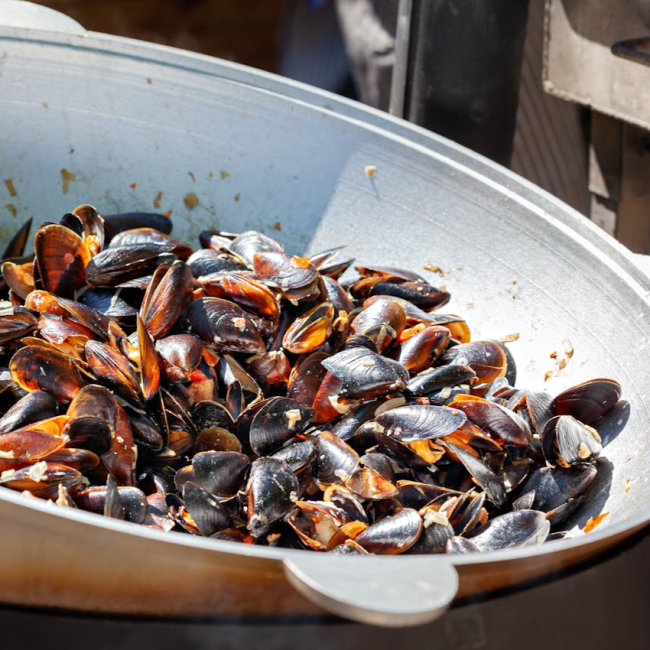 mussels in a wok
