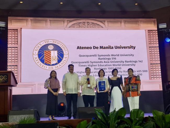 Fr. Roberto C. Yap, SJ, and Dr. Maria Luz C. Vilches accept ICONS Award and Certificate of Commendation respectively. Also in photo are CHED Officials led by Chairman J. Prospero E. De Vera III.