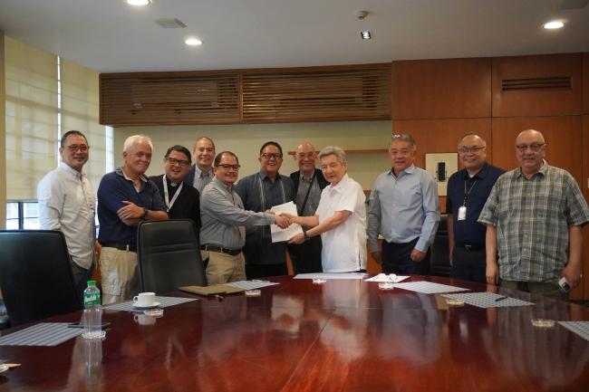 AHS’84 signs a Memorandum of Agreement with Ateneo de Manila University to sponsor an Ateneo Junior High School scholar 