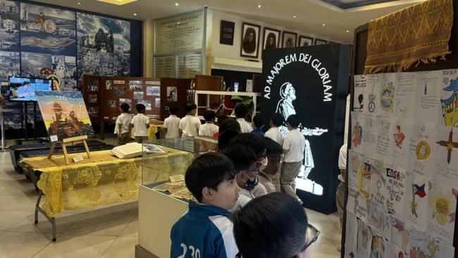 AGS students viewing the EDSA People Power Revolution Exhibit 