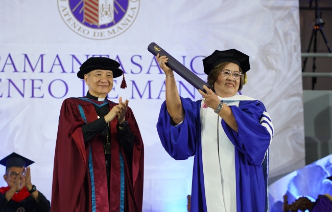 Atty Leila M De Lima, Doctor in Sociology honoris causa (R). Photo by Aaron Vicencio/UMCO