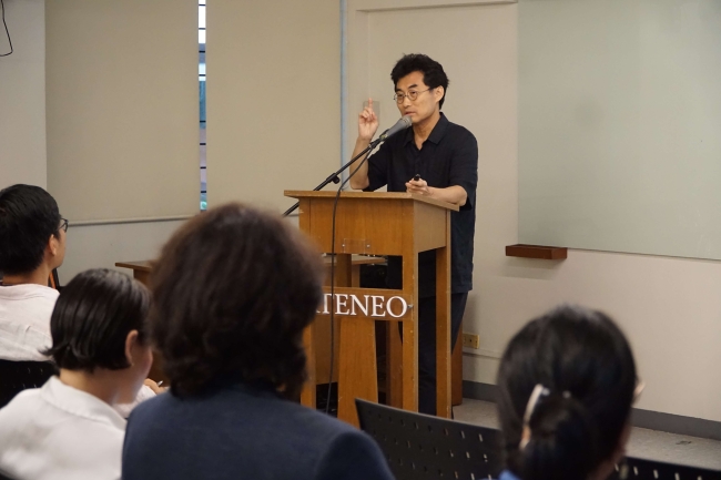 Prof Alex Taek-Gwang Lee delivers his lecture on Ateneo