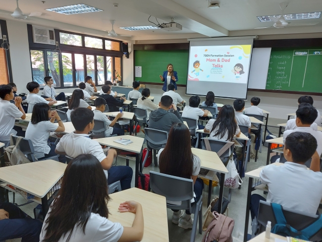 Mommy Jennifer speaks to the class of 7-Berno 