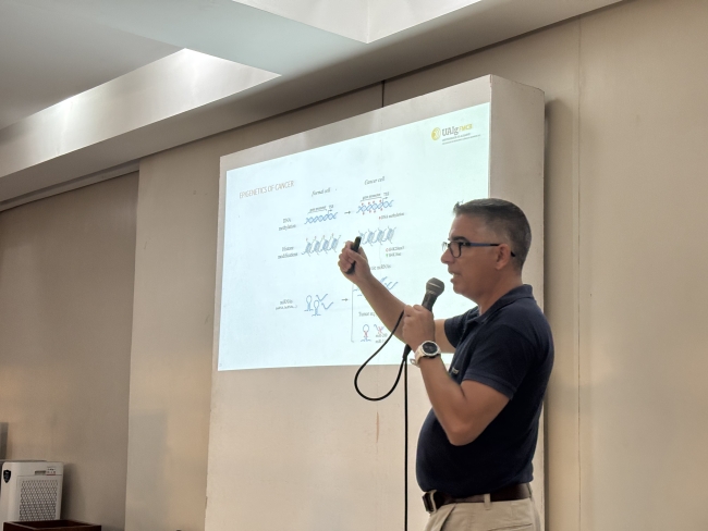 Dr. Pedro Castelo-Branco delivers a lecture on epigenetics.