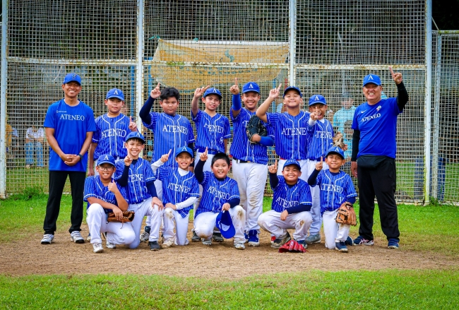 Front row kneeling from left: Xander Manalo, Andres Tiston, Bucky Aligada, Braven Busto, Travis Sarmiento, Matthew Panis; standing from left: Coach Francis Gahuman, Leo Bondoc, Alex Biteng, Drei Medel, Joco Lumiano, CJ Manalo, JD Fabul, Coach Buboy Dizer