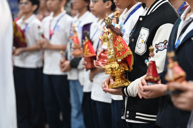 Student representatives with images of Sto. Niño