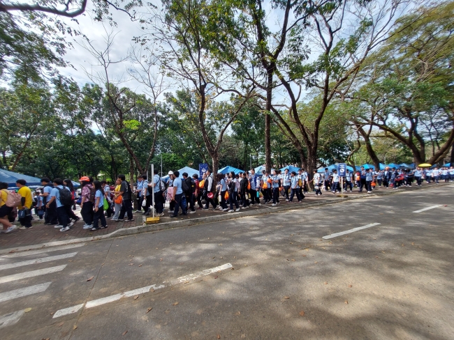 ASHS students exiting the campus on foot at 1:48pm 