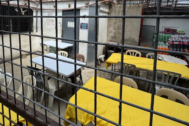 A makeshift dining area inside a Philippine jail, where PDLs share meals–capturing how ordinary routines like mealtimes occur within sensory confinement, overcrowding, and silent resilience. SOURCE: Antojado, 2025.