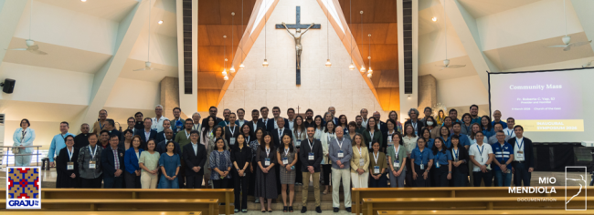 GRAJU participants gather for a group photo